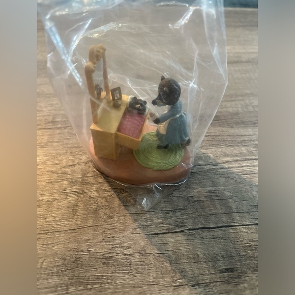 Hallmark 1988 Tender Touches “A Baby Brings New Love to Your Heart” Figurine - Picture 2 of 7